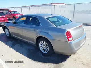 2014 Chrysler 300 z VIN 2C3CCAAGXEH335800, wystawiony jako IAAI lot #41984427 z przebiegiem 247 358 mil mil oraz . Historia ofert i sprzedaży dostępna na DreamBid. Obrazek 3.