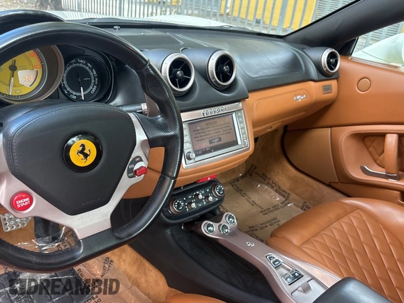2012 Ferrari California z VIN ZFF65LJA7C0182905, wystawiony jako Copart lot #85893364 z przebiegiem 51 766 mil mil oraz Czysty tytuł • Clean title. Historia ofert i sprzedaży dostępna na DreamBid. Obrazek 9.