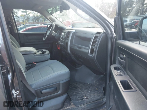 2018 Ram 1500 Tradesman z VIN 1C6RR6FG8JS284091, wystawiony jako IAAI lot #41439973 z przebiegiem 62 429 mil mil oraz . Historia ofert i sprzedaży dostępna na DreamBid. Obrazek 5.