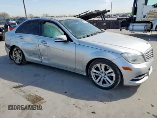 2014 Mercedes-Benz C 300 Sport z VIN WDDGF8AB3EA909949, wystawiony jako Copart lot #50618795 z przebiegiem 152 538 mil mil oraz Szkoda całkowita • Salvage title. Historia ofert i sprzedaży dostępna na DreamBid. Obrazek 4.