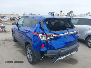 2021 Kia Seltos LX z VIN KNDEPCAA9M7076887, wystawiony jako IAAI lot #42346594 z przebiegiem 39 497 mil mil oraz . Historia ofert i sprzedaży dostępna na DreamBid. Obrazek 3.