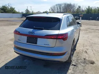 2022 Audi e-tron Premium с VIN WA1AAAGEXNB047650, выставлен на аукционе IAAI как лот 41782598 с пробегом 45 906 миль миль и . История ставок и продаж доступна на DreamBid. Изображение 4.