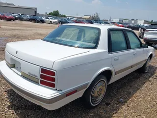 1996 Oldsmobile Cutlass Ciera 1SA VX5 z VIN 1G3AJ55MXT6302925, wystawiony jako IAAI lot #42310514 z przebiegiem 130 963 mil mil oraz . Historia ofert i sprzedaży dostępna na DreamBid. Obrazek 4.