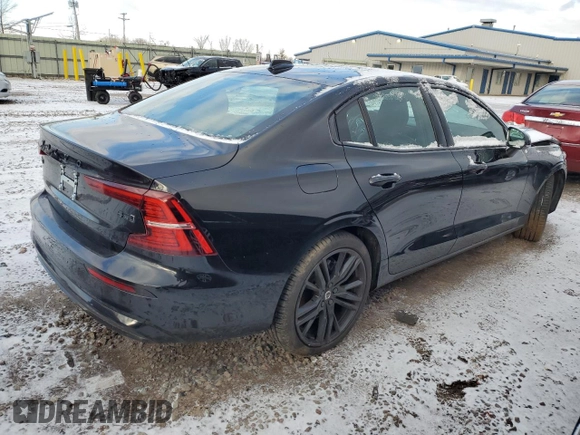 2024 Volvo S60 Plus Black Edition z VIN 7JRL12TH6RG305757, wystawiony jako Copart lot #83454534 z przebiegiem 5036 mil mil oraz Szkody całkowita. Historia ofert i sprzedaży dostępna na DreamBid. Obrazek 3.