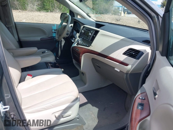 2012 Toyota Sienna XLE AAS z VIN 5TDYK3DC0CS221618, wystawiony jako IAAI lot #41983806 z przebiegiem 200 851 mil mil oraz . Historia ofert i sprzedaży dostępna na DreamBid. Obrazek 5.