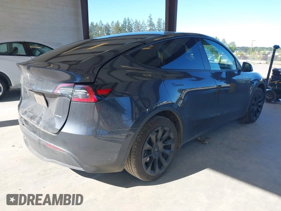 2024 Tesla Model Y Long Range z VIN 7SAYGAEE8RF088791, wystawiony jako IAAI lot #42185399 z przebiegiem 15 339 mil mil oraz . Historia ofert i sprzedaży dostępna na DreamBid. Obrazek 4.