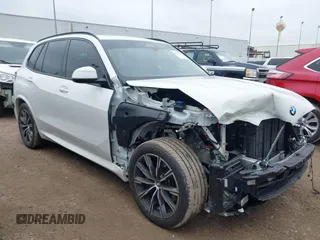 2024 BMW X5 xDrive40i z VIN 5UX23EU0XR9V15926, wystawiony jako IAAI lot #41375928 z przebiegiem 9 825 mil mil oraz . Historia ofert i sprzedaży dostępna na DreamBid. Obrazek 1.