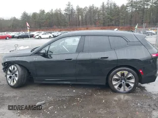 2024 BMW iX xDrive50 z VIN WB523CF00RCN76736, wystawiony jako IAAI lot #41162938 z przebiegiem 21 575 mil mil oraz . Historia ofert i sprzedaży dostępna na DreamBid. Obrazek 14.
