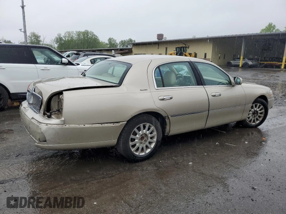 2006 Lincoln Town Car Signature z VIN 1LNHM81W76Y647607, wystawiony jako Copart lot #55507165 z przebiegiem 196 468 mil mil oraz Szkody całkowita. Historia ofert i sprzedaży dostępna na DreamBid. Obrazek 3.
