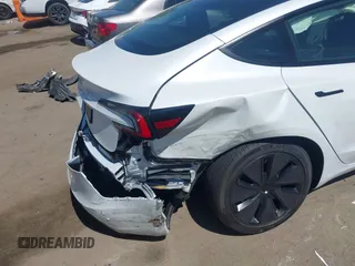 2025 Tesla Model 3 Long Range z VIN 5YJ3E1EAXSF885110, wystawiony jako IAAI lot #42400734 z przebiegiem 4 276 mil mil oraz . Historia ofert i sprzedaży dostępna na DreamBid. Obrazek 6.