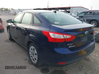 2012 Ford Focus SE z VIN 1FAHP3F24CL102600, wystawiony jako IAAI lot #42169855 z przebiegiem 91 905 mil mil oraz . Historia ofert i sprzedaży dostępna na DreamBid. Obrazek 3.