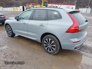 2024 Volvo XC60 Plus Dark Theme z VIN YV4L12RL3R1757157, wystawiony jako IAAI lot #41732352 z przebiegiem 11 056 mil mil oraz . Historia ofert i sprzedaży dostępna na DreamBid. Obrazek 3.