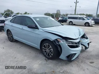 2025 Volkswagen Jetta Sport z VIN 3VWBX7BU5SM002921, wystawiony jako IAAI lot #41398486 z przebiegiem 2 465 mil mil oraz . Historia ofert i sprzedaży dostępna na DreamBid. Obrazek 1.