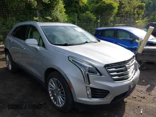 2017 Cadillac XT5 Luxury FWD z VIN 1GYKNBRS8HZ265955, wystawiony jako IAAI lot #42198769 z przebiegiem 125 086 mil mil oraz . Historia ofert i sprzedaży dostępna na DreamBid. Obrazek 1.