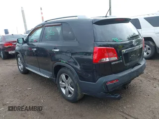 2013 Kia Sorento EX z VIN 5XYKU4A69DG365736, wystawiony jako IAAI lot #42127780 z przebiegiem 184 410 mil mil oraz . Historia ofert i sprzedaży dostępna na DreamBid. Obrazek 3.