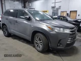 2018 Toyota Highlander SE z VIN 5TDJZRFH5JS902363, wystawiony jako IAAI lot #41436569 z przebiegiem 82 905 mil mil oraz . Historia ofert i sprzedaży dostępna na DreamBid. Obrazek 1.