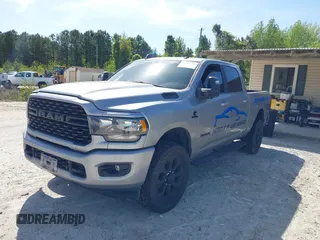 2024 Ram 2500 Big Horn z VIN 3C6UR5DL1RG116185, wystawiony jako IAAI lot #42007154 z przebiegiem Nie podano mil oraz . Historia ofert i sprzedaży dostępna na DreamBid. Obrazek 17.