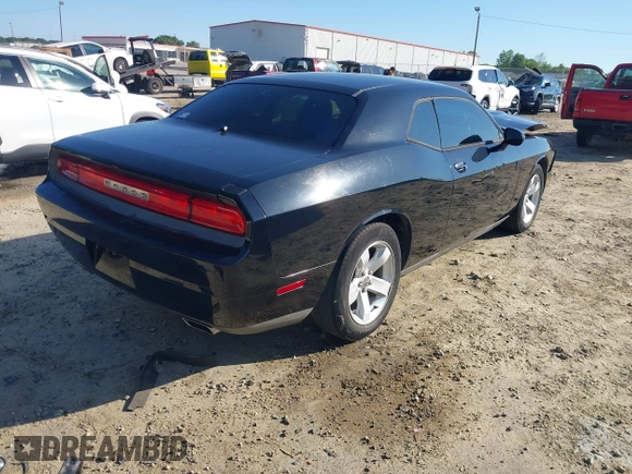 2013 Dodge Challenger SXT z VIN 2C3CDYAG4DH718894, wystawiony jako IAAI lot #42156336 z przebiegiem 153 000 mil mil oraz . Historia ofert i sprzedaży dostępna na DreamBid. Obrazek 4.