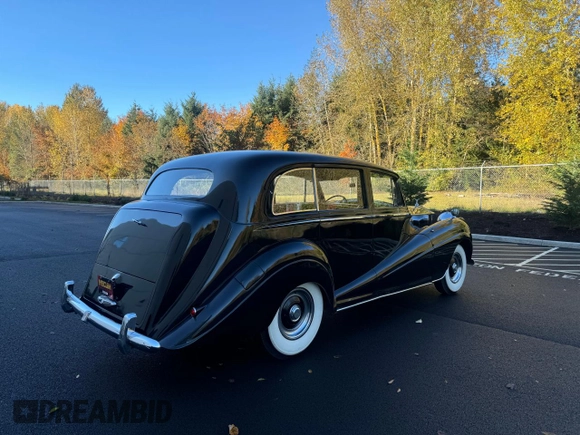 1954 Rolls-Royce Wraith z VIN LDLW7, wystawiony jako Copart lot #79949604 z przebiegiem 80 508 mil mil oraz Tytuł czysty. Historia ofert i sprzedaży dostępna na DreamBid. Obrazek 4.