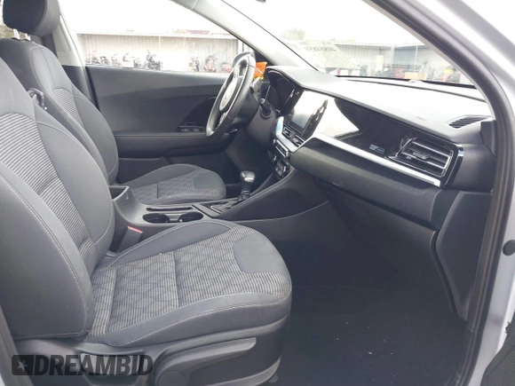 2021 Kia Niro LX with VIN KNDCB3LC2M5472028, listed as a IAAI auction lot 40884859 with 19,985 mi miles. Bid and sale history available at carsss.com. Image 5.