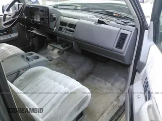 1993 GMC Suburban with VIN 1GKEC16K9PJ754213, listed as a IAAI auction lot 22062516 with 212,780 mi miles. Bid and sale history available at carsss.com. Image 5.