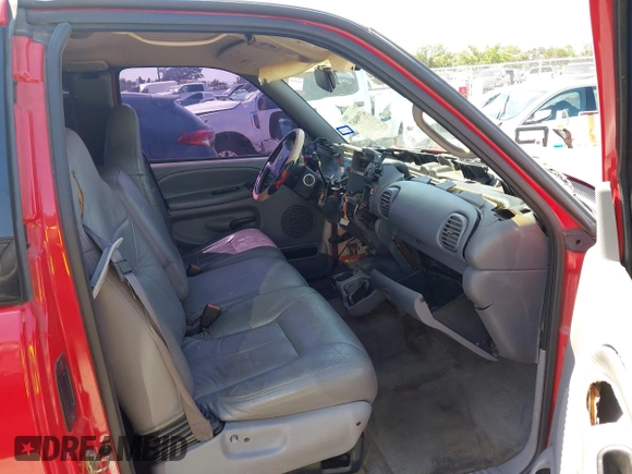 1999 Dodge 1500 z VIN 1B7HC13Z3XJ522717, wystawiony jako IAAI lot #41990467 z przebiegiem 146 472 mil mil oraz . Historia ofert i sprzedaży dostępna na DreamBid. Obrazek 5.