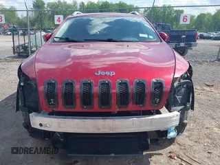 2016 Jeep Cherokee Latitude z VIN 1C4PJMCB9GW305472, wystawiony jako IAAI lot #42276395 z przebiegiem 112 621 mil mil oraz . Historia ofert i sprzedaży dostępna na DreamBid. Obrazek 6.