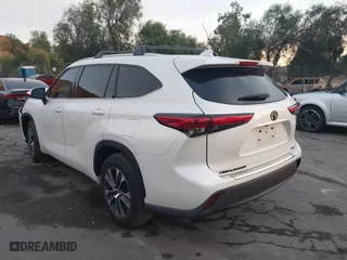 2020 Toyota Highlander XLE with VIN 5TDHZRAH8LS510065, listed as a IAAI auction lot 41252009 with 34,895 mi miles. Bid and sale history available at carsss.com. Image 3.