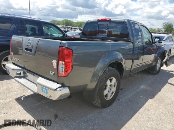 2005 Nissan Frontier LE z VIN 1N6AD06W45C406094, wystawiony jako Copart lot #54011914 z przebiegiem 165 293 mil mil oraz Szkoda całkowita • Salvage title. Historia ofert i sprzedaży dostępna na DreamBid. Obrazek 3.