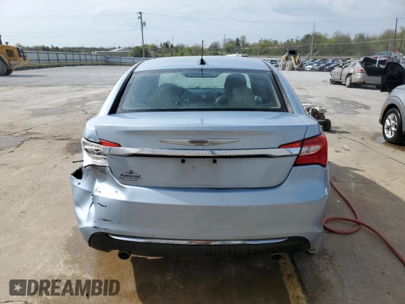 2014 Chrysler 200 Limited z VIN 1C3CCBCG9EN172972, wystawiony jako Copart lot #53242875 z przebiegiem 173 383 mil mil oraz Szkody całkowita. Historia ofert i sprzedaży dostępna na DreamBid. Obrazek 6.