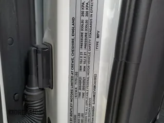 2021 Bentley Bentayga V8 z VIN SJAAM2ZV6MC033822, wystawiony jako Copart lot #60594003 z przebiegiem Nie podano mil oraz . Historia ofert i sprzedaży dostępna na DreamBid. Obrazek 13.