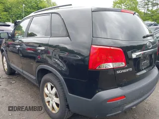 2011 Kia Sorento LX z VIN 5XYKTCA13BG022340, wystawiony jako IAAI lot #42338384 z przebiegiem 181 506 mil mil oraz . Historia ofert i sprzedaży dostępna na DreamBid. Obrazek 3.