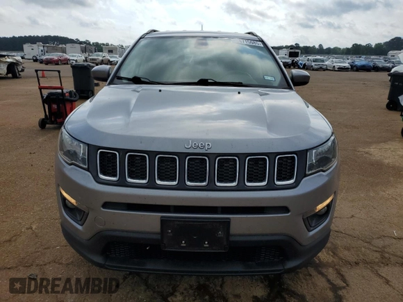 2019 Jeep Compass Altitude z VIN 3C4NJCBBXKT652245, wystawiony jako Copart lot #54715085 z przebiegiem 137 321 mil mil oraz Szkoda całkowita • Salvage title. Historia ofert i sprzedaży dostępna na DreamBid. Obrazek 5.
