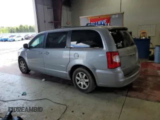 2013 Chrysler Town & Country Touring z VIN 2C4RC1BG2DR554912, wystawiony jako Copart lot #56897675 z przebiegiem 136 299 mil mil oraz Szkody całkowita. Historia ofert i sprzedaży dostępna na DreamBid. Obrazek 2.