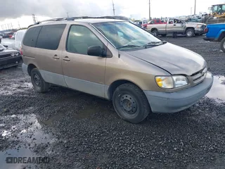 1998 Toyota Sienna LE with VIN 4T3ZF13C8WU021653, listed as a IAAI auction lot 41947958 with 304,852 mi miles. Bid and sale history available at carsss.com. Image 1.