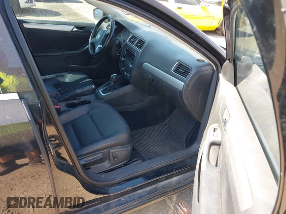 2013 Volkswagen Jetta SE z VIN 3VWDX7AJ2DM438211, wystawiony jako IAAI lot #41500230 z przebiegiem 176 525 mil mil oraz . Historia ofert i sprzedaży dostępna na DreamBid. Obrazek 5.