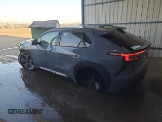 2023 Toyota bZ4X XLE z VIN JTMABABA5PA028987, wystawiony jako Copart lot #74975114 z przebiegiem 2 033 mil mil oraz Czysty tytuł • Clean title. Historia ofert i sprzedaży dostępna na DreamBid. Obrazek 2.