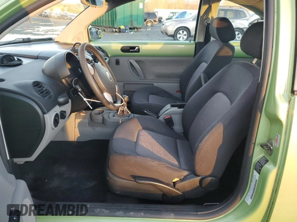 2003 Volkswagen Beetle GLS z VIN 3VWCD21CX3M433037, wystawiony jako Copart lot #84222424 z przebiegiem 163 717 mil mil oraz Czysty tytuł • Clean title. Historia ofert i sprzedaży dostępna na DreamBid. Obrazek 7.