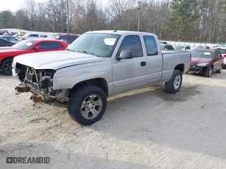 2005 Chevrolet Silverado 1500 LT with VIN 2GCEC19T751261914, listed as a IAAI auction lot 41715626 with 210,003 mi miles. Bid and sale history available at carsss.com. Image 2.