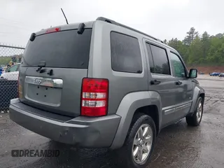 2012 Jeep Liberty Sport Latitude z VIN 1C4PJMAK1CW170372, wystawiony jako IAAI lot #42332614 z przebiegiem 109 860 mil mil oraz . Historia ofert i sprzedaży dostępna na DreamBid. Obrazek 4.