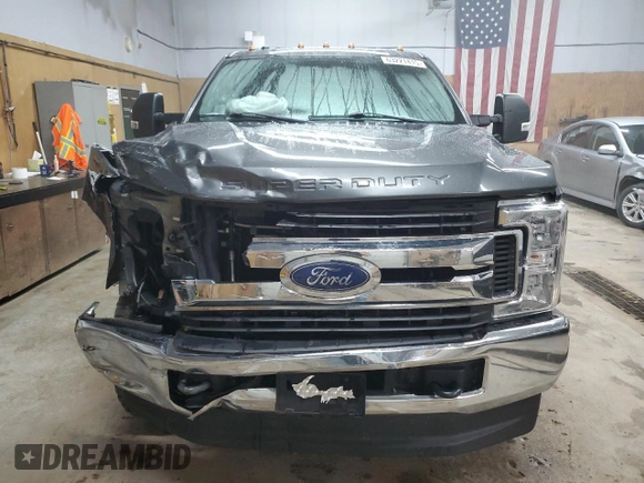 2019 Ford F-250 XL z VIN 1FT7W2B67KED61922, wystawiony jako Copart lot #63221415 z przebiegiem 133 946 mil mil oraz Czysty tytuł • Clean title. Historia ofert i sprzedaży dostępna na DreamBid. Obrazek 5.