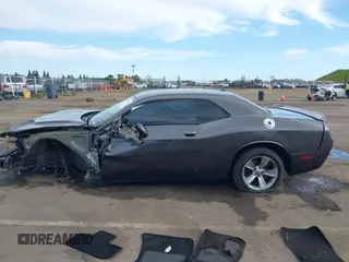 2019 Dodge Challenger SXT z VIN 2C3CDZAG8KH666463, wystawiony jako IAAI lot #42002571 z przebiegiem 78 629 mil mil oraz . Historia ofert i sprzedaży dostępna na DreamBid. Obrazek 14.