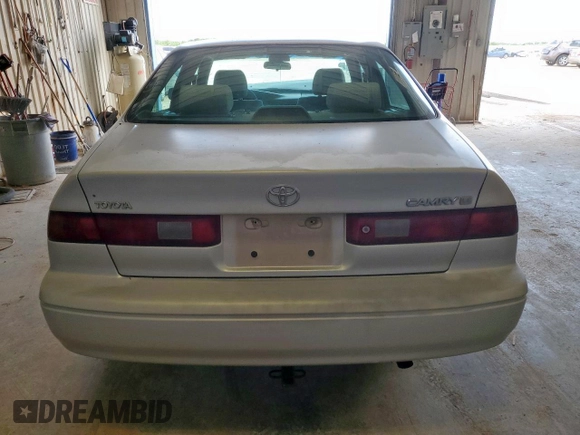 1999 Toyota Camry LE z VIN 4T1BG22K3XU392937, wystawiony jako Copart lot #57371225 z przebiegiem 187 793 mil mil oraz Szkoda całkowita • Salvage title. Historia ofert i sprzedaży dostępna na DreamBid. Obrazek 6.