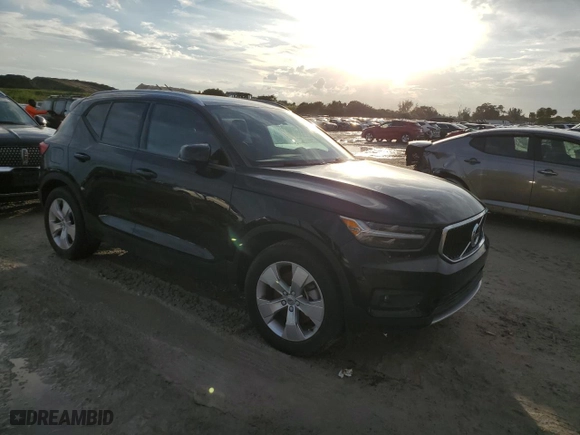 2022 Volvo XC40 Momentum with VIN YV4162UK4N2762945, listed as a Copart auction lot 68403442 with 17017 miles. Bid and sale history available at carsss.com. Image 4.