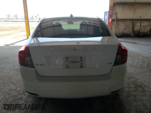 2010 Volvo S40 z VIN YV1382MS0A2488945, wystawiony jako Copart lot #60099445 z przebiegiem 191 381 mil mil oraz Szkoda całkowita • Salvage title. Historia ofert i sprzedaży dostępna na DreamBid. Obrazek 6.