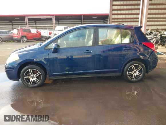 2009 Nissan Versa S z VIN 3N1BC13E19L353170, wystawiony jako IAAI lot #41493381 z przebiegiem 135 765 mil mil oraz . Historia ofert i sprzedaży dostępna na DreamBid. Obrazek 14.