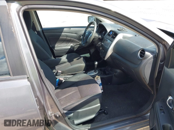2019 Nissan Versa SV z VIN 3N1CN7AP1KL852367, wystawiony jako IAAI lot #42246462 z przebiegiem 140 456 mil mil oraz . Historia ofert i sprzedaży dostępna na DreamBid. Obrazek 5.