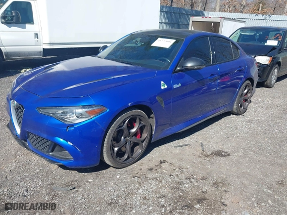 2018 Alfa Romeo Giulia Quadrifoglio with VIN ZARFAEAVXJ7567233, listed as a IAAI auction lot 41772601 with 13,830 mi miles. Bid and sale history available at carsss.com. Image 17.