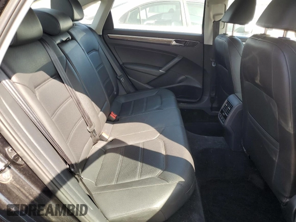 2017 Volkswagen Passat SE z VIN 1VWGT7A32HC062661, wystawiony jako Copart lot #53167835 z przebiegiem 44 689 mil mil oraz Szkoda całkowita • Salvage title. Historia ofert i sprzedaży dostępna na DreamBid. Obrazek 10.