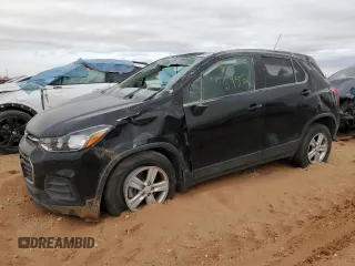 2022 Chevrolet Trax LS z VIN KL7CJKSM6NB521318, wystawiony jako Copart lot #47136515 z przebiegiem 48 452 mil mil oraz Czysty tytuł • Clean title. Historia ofert i sprzedaży dostępna na DreamBid. Obrazek 1.